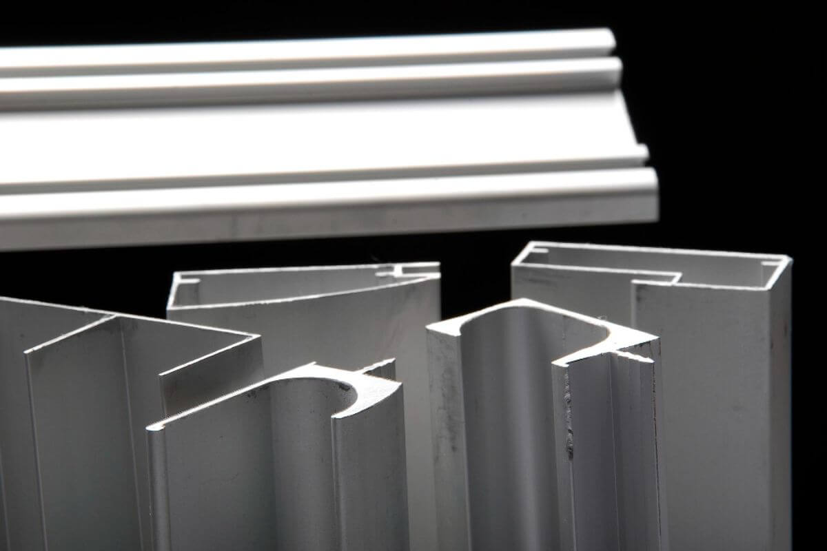 Aluminum profile with enhanced environmental durability